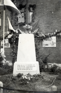 98014 Afbeelding van een monument voor de gevallenen in de Albatrosstraat te Utrecht, tijdens de ...